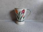 Mok 11 cm. Creme Tulpen Vic's Handpainted, Huis en Inrichting, Keuken | Servies, Ophalen of Verzenden, Zo goed als nieuw, Overige stijlen