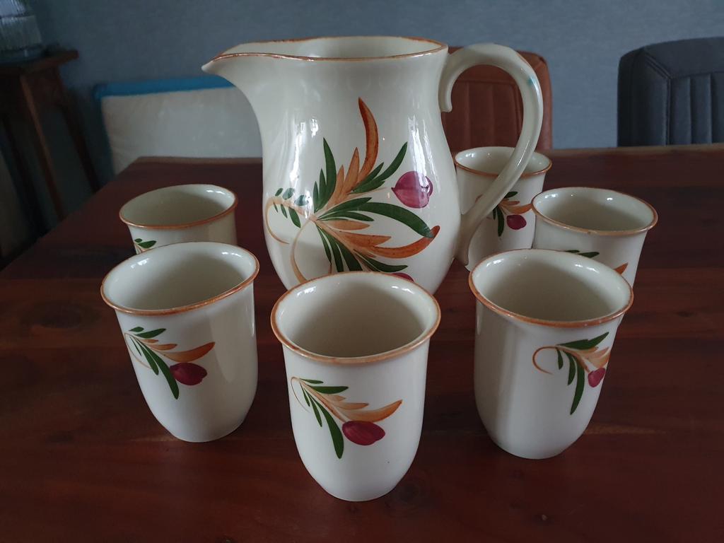 Vintage melkkan met 6 bekers, Keramiek, Ophalen of Verzenden, Zo goed als nieuw, Overige stijlen