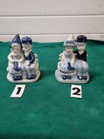 beeld delfts stel op bankje ( linker is verkocht), Verzamelen, Beelden en Beeldjes, Ophalen of Verzenden
