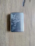 Zippo met logo, Verzamelen, Rookartikelen, Aanstekers en Luciferdoosjes, Ophalen of Verzenden, Gebruikt, Aansteker