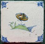 Polychrome 17e eeuwse delftse tegel met een vlinder, Antiek en Kunst, Ophalen of Verzenden