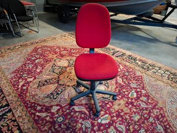 Stoere rode Bureaustoel Izgst, zoekt nieuw huisje. Zie omsch beschikbaar voor biedingen