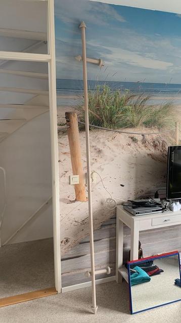 Houten gordijnroede beschikbaar voor biedingen