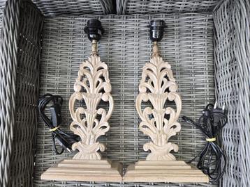 Zgan! 2 zeer mooie beige brocante Lampenvoeten beschikbaar voor biedingen