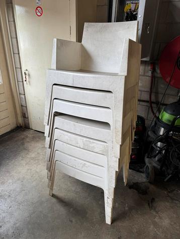 8 kunstof design stoelen …. beschikbaar voor biedingen