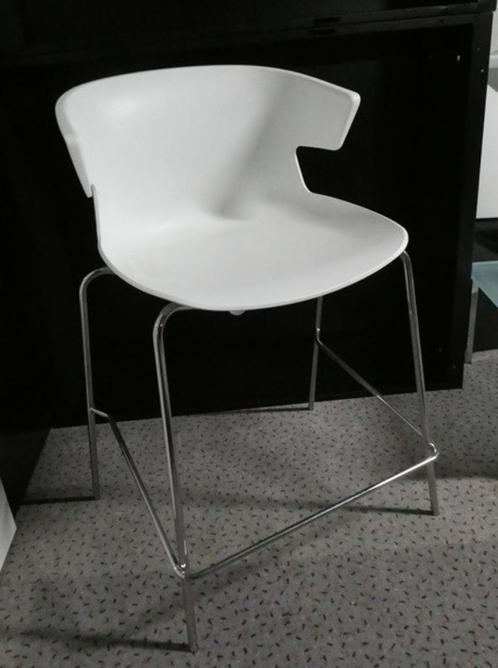 Barkruk Cove, Showroommodel, 6 stuks op voorraad, Kleur Wit, Huis en Inrichting, Barkrukken, Nieuw, 60 tot 90 cm, Kunststof, Metaal