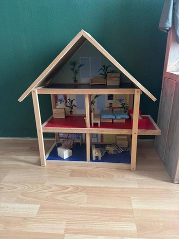Poppenhuis met meubels beschikbaar voor biedingen