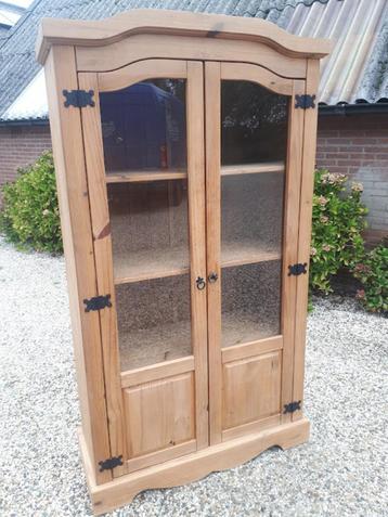 Grenen bergkast met deuren met glas beschikbaar voor biedingen