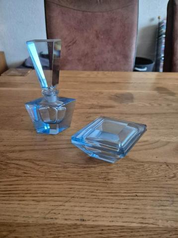 blauw glazen parfum flesje en poeder schaaltje beschikbaar voor biedingen