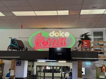 Neon reclamebord Vespa La Dolce VIta beschikbaar voor biedingen