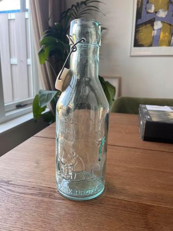 Antieke Melkfles Milk Protector Glas beschikbaar voor biedingen