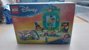 LEGO Disney Encanto Mirabels fotolijstje en sieradendoos beschikbaar voor biedingen