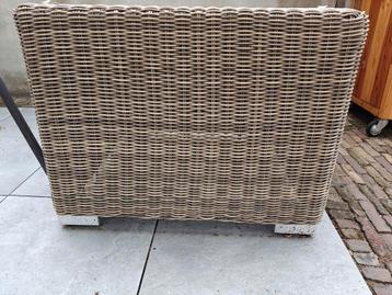 Mooie tafel van (ronde) wicker beschikbaar voor biedingen