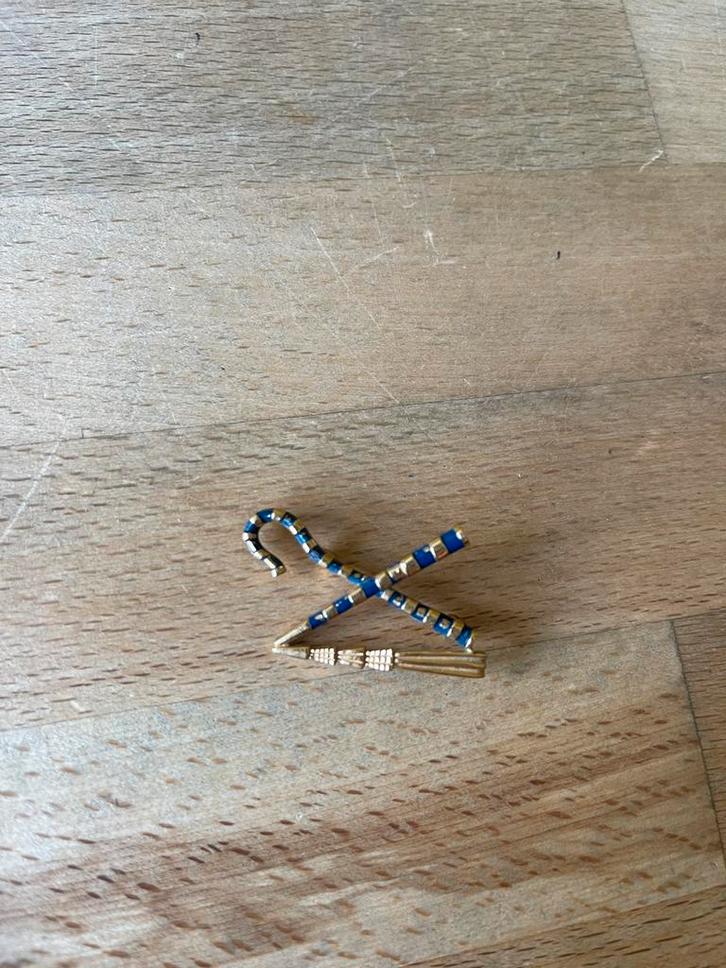 Vintage MMA crook and fleil king tit-broche, Sieraden, Tassen en Uiterlijk, Broches, Zo goed als nieuw, Overige materialen, Ophalen of Verzenden