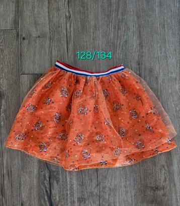 Oranje kleding beschikbaar voor biedingen