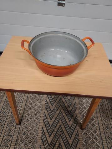 Vintage emaille pannen, vergiet en emmer enz beschikbaar voor biedingen