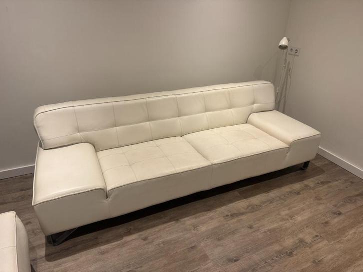 Nette design bank wit met hocker (Xooon) MOET WEG, Huis en Inrichting, Banken | Bankstellen, Gebruikt, Rechte bank, Driepersoons