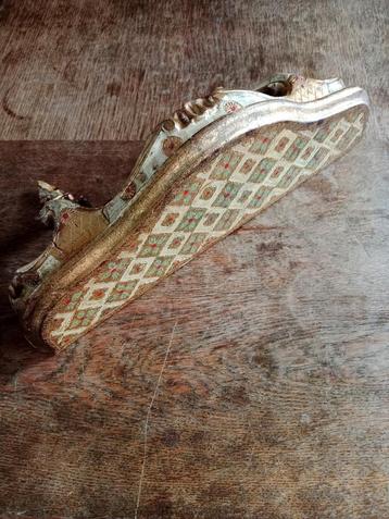 Wandtafeltje hout. Goud olijfgroen en rood. 35 x 12 cm. beschikbaar voor biedingen