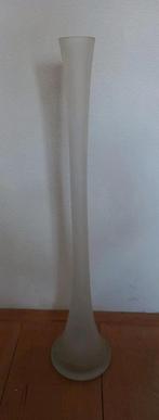 Hoge smalle vaas van melkglas., Overige kleuren, Ophalen of Verzenden, Minder dan 50 cm, Glas