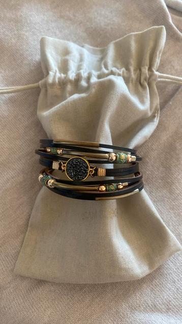 Armbandje met stevige magneetsluiting beschikbaar voor biedingen
