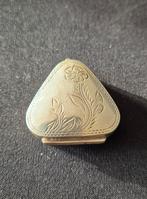 Zilveren pillendoosje met bloemenmotief, Antiek en Kunst, Ophalen of Verzenden, Zilver