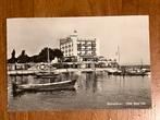 Boten in de haven bij Hotel Beau Lac. Neuchâtel, Zwitserland, Ophalen of Verzenden, 1960 tot 1980, Gelopen, Overig Europa