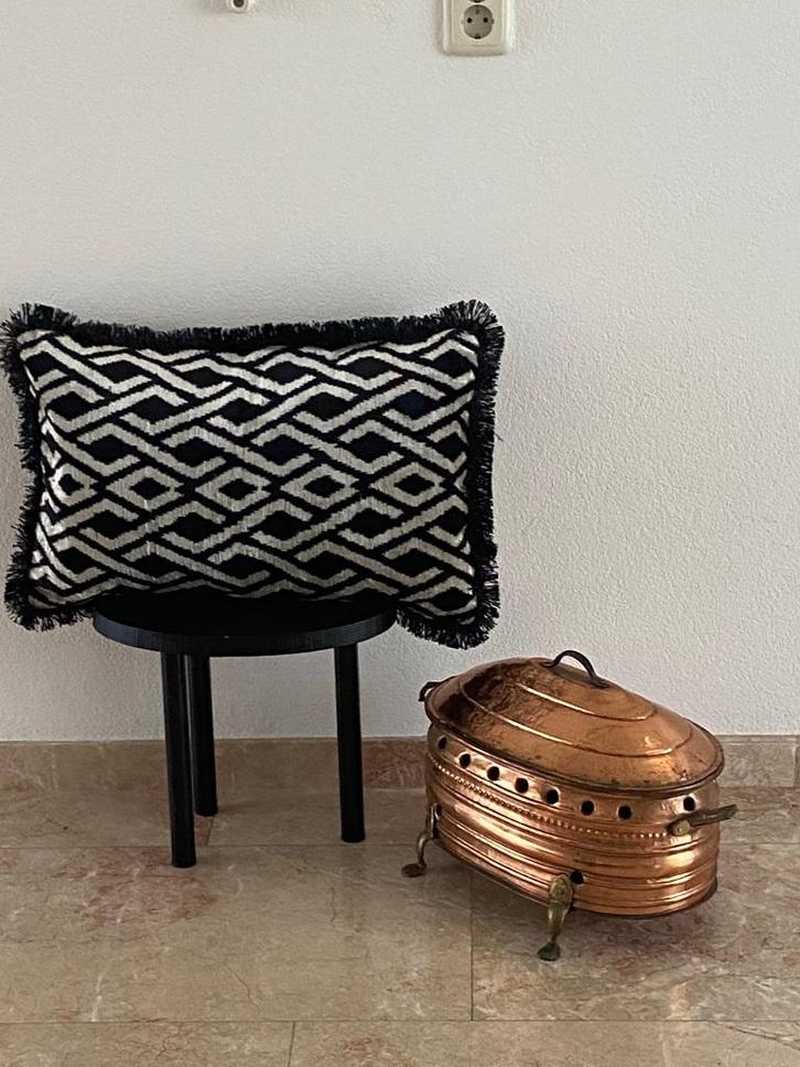 Geweven Ikat  zwart-wit kussenhoes, Huis en Inrichting, Woonaccessoires | Kussens, Nieuw, Zwart, Rechthoekig, Verzenden