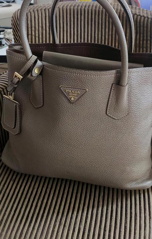 Prada Double Medium Schoudertas - Echt Leder | Taupegrijs, Sieraden, Tassen en Uiterlijk, Tassen | Damestassen, Zo goed als nieuw