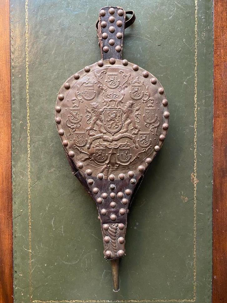 Antieke Belgische haardblaasbalg – met wapenschilden, Antiek en Kunst, Antiek | Overige Antiek, Ophalen of Verzenden