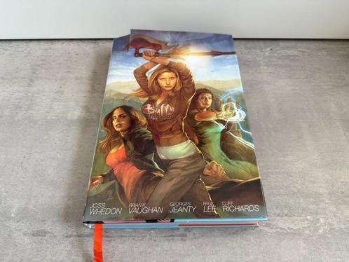 Buffy the Vampire Slayer season 8 volume 1 library edition, Boeken, Strips | Comics, Gelezen, Eén comic, Amerika, Ophalen of Verzenden