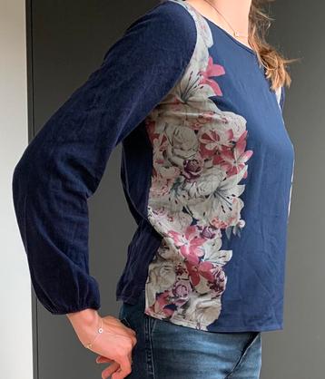 Trui blauw met bloemenprint op voorpand, EDC, maat M beschikbaar voor biedingen