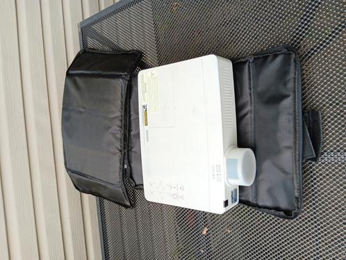 Sanyo PLC- XU301A  XGA beamer met scherm 3 meter breed, Audio, Tv en Foto, Projectieschermen, Zo goed als nieuw, Ophalen