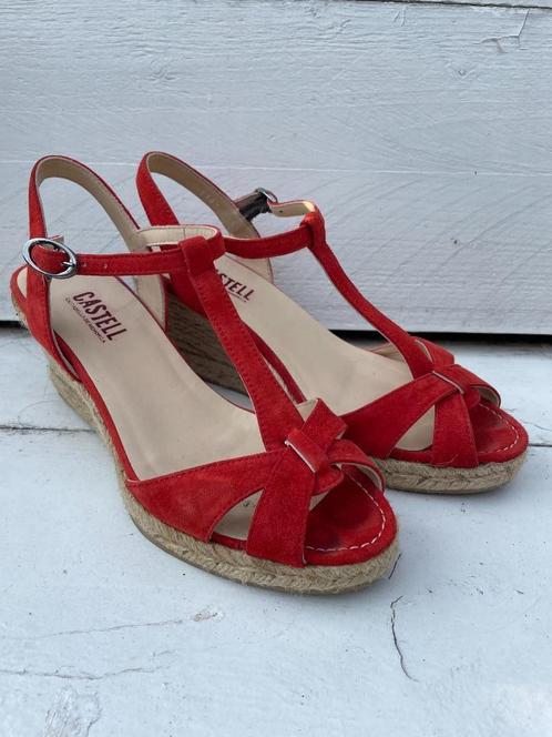 CASTELL rode suede sleehak sandaal in maat 36, Kleding | Dames, Schoenen, Gedragen, Rood, Verzenden