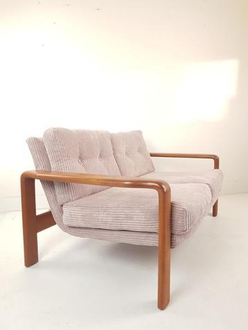 Vintage teakhouten bank roze ribstof | lichtroze bankje beschikbaar voor biedingen