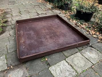 Grote stalen lekbak (126x150x10 cm) met aftap-plug beschikbaar voor biedingen