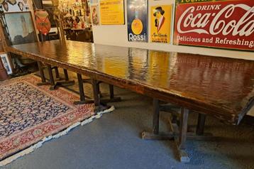 Unieke grote antieke stamtafel of vergadertafel 410 cm lang  beschikbaar voor biedingen