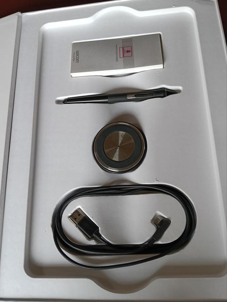 Wacom Intuos Pro M Tekentablet - Compleet, Computers en Software, Tekentablets, Zo goed als nieuw, Bedraad, Multi-touch, Ophalen of Verzenden