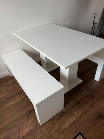Mooie eethoek met tafel en bankjes beschikbaar voor biedingen