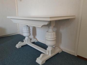 Oktober woonmaand: prachtige kloostertafel beschikbaar voor biedingen