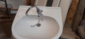 Wastafel met kraan beschikbaar voor biedingen