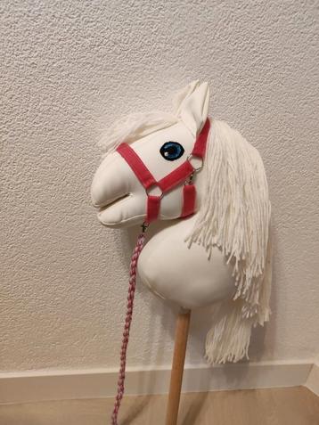 Stokpaard met roze halster beschikbaar voor biedingen