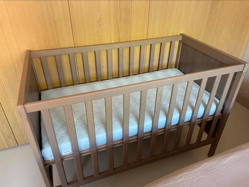 IKEA SUNDVIK - Kinderbedje, grijs-bruin - 60x120 cm, Kinderen en Baby's, Babywiegjes en Ledikanten, Zo goed als nieuw, Ledikant
