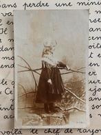 Meisje met lang haar bij hek, Ophalen of Verzenden, Voor 1920, Gelopen, Kinderen