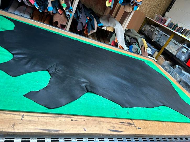 Zwarte kleur kalfs halve huid 1.5 mm dikte iets stug lap A37, Hobby en Vrije tijd, Stoffen en Lappen, Zo goed als nieuw, Leer of Kunstleer