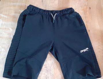 Korte broek maat 170/176 beschikbaar voor biedingen