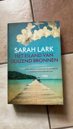 Sarah Lark. Het eiland van duizend bronnen., Ophalen of Verzenden, Zo goed als nieuw