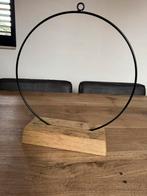 Zwart metalen ring op houten voet-kransring, Huis en Inrichting, Woonaccessoires | Kransen, Ophalen of Verzenden, Zo goed als nieuw