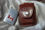 Vintage Zippo aansteker Canada met leer etui, Ophalen of Verzenden, Gebruikt, Aansteker