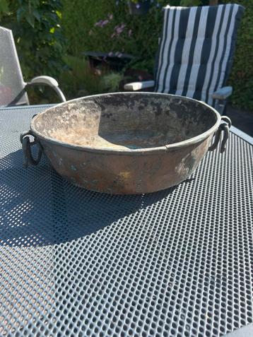 Antieke Koperen Pot met Handvatten beschikbaar voor biedingen