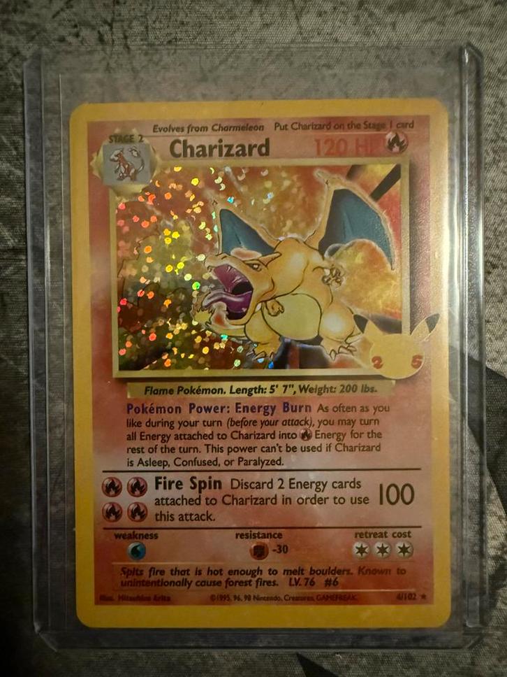 Pokemon Charizard Holo Celebrations 25th Anniversary 4/102, Hobby en Vrije tijd, Verzamelkaartspellen | Pokémon, Zo goed als nieuw